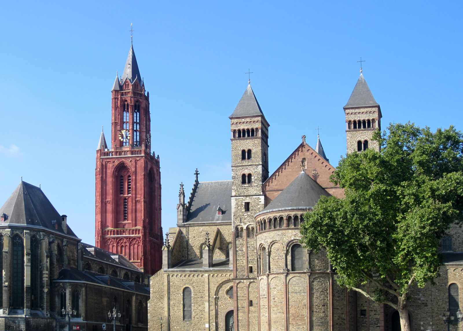 De Sint-Janskerk en Sint-Servaasbasiliek aan het Vrijthof in Maastricht