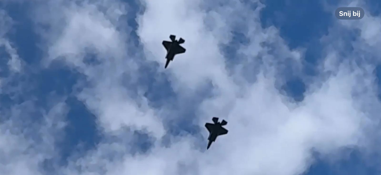 Twee gevechtsvliegtuigen in een bewolkte lucht bij Margraten