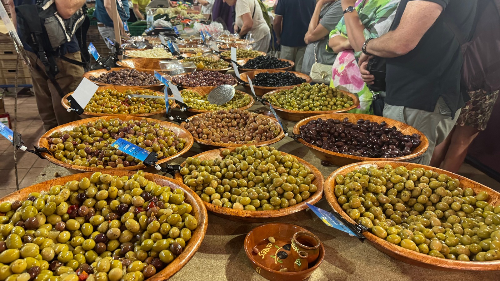 Schalen met verschillende soorten olijven in Les Halles van Dijon