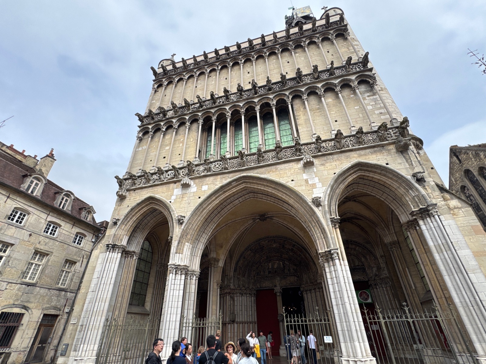 De gotische voorgevel van de Notre-Dame in Dijon