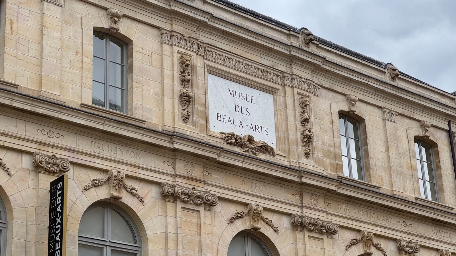 De gevel van het Musée des Beaux-Arts in Dijon