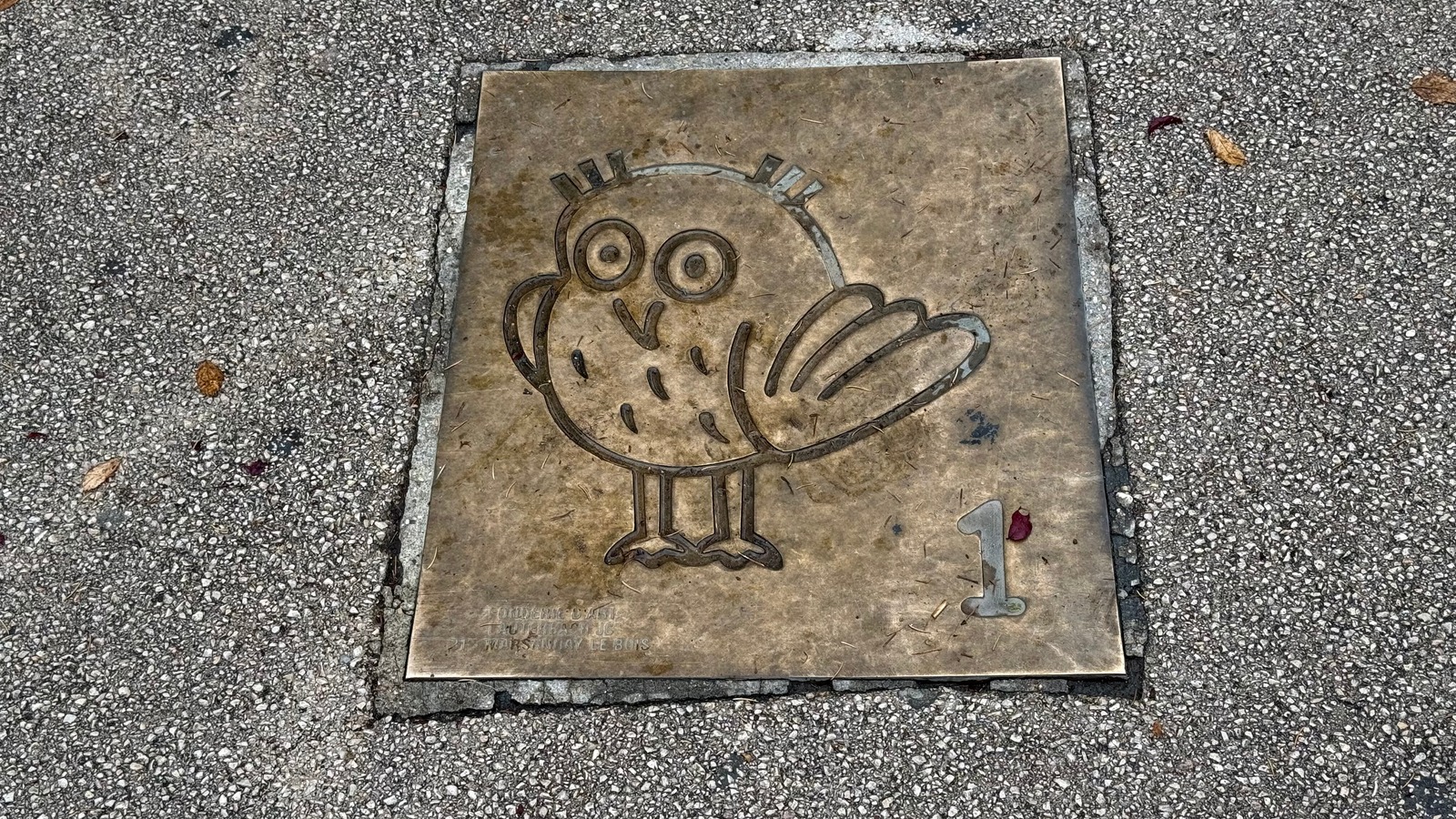 Bronzen wegwijzer met een uil en nummer 1 van de Uilenroute in Dijon