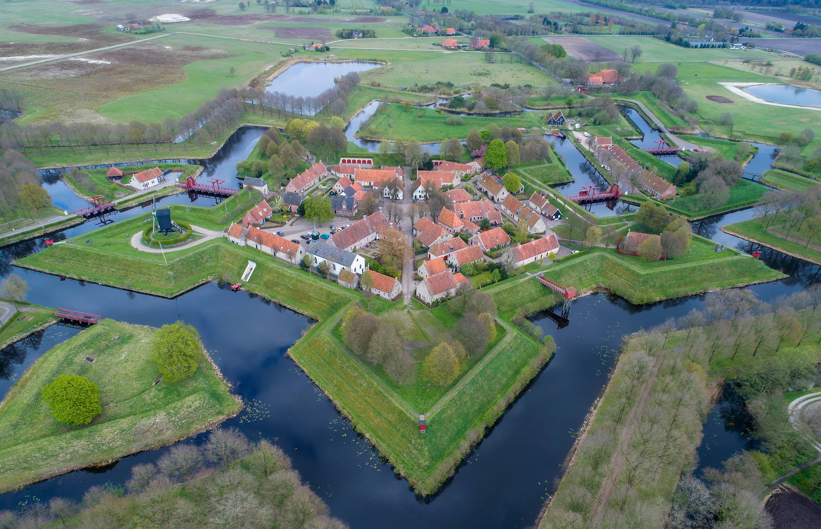 Luchtfoto van de stervormige vesting Bourtange met wallen en grachten