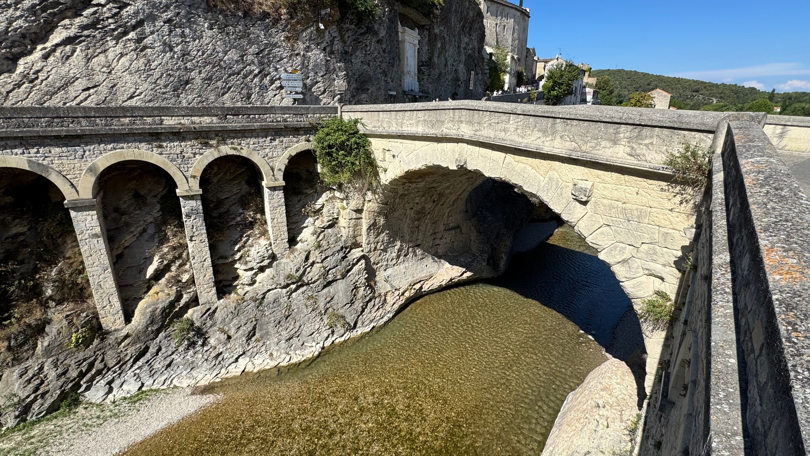 De Romeinse brug over de Ouvèze in Vaison-la-Romaine