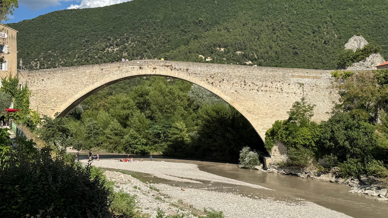De middeleeuwse Pont Roman over de Eygues in Nyons